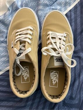 Vans Classic Low-Top Sneakers in Beige with White Laces men’s 9… like new!!!